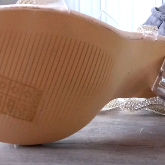 Heels - Picture 4 of 4